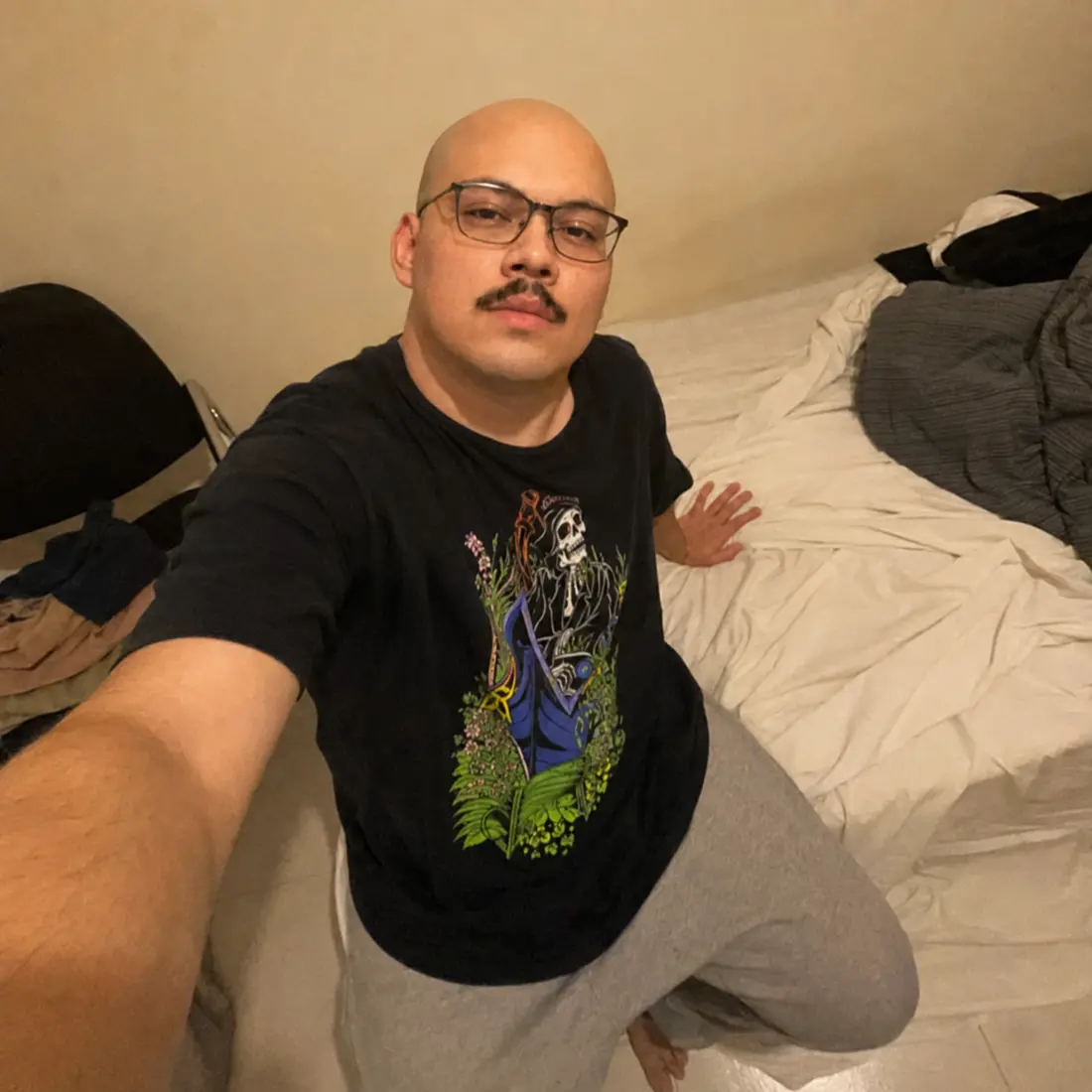 Homem em uma selfie casual no quarto