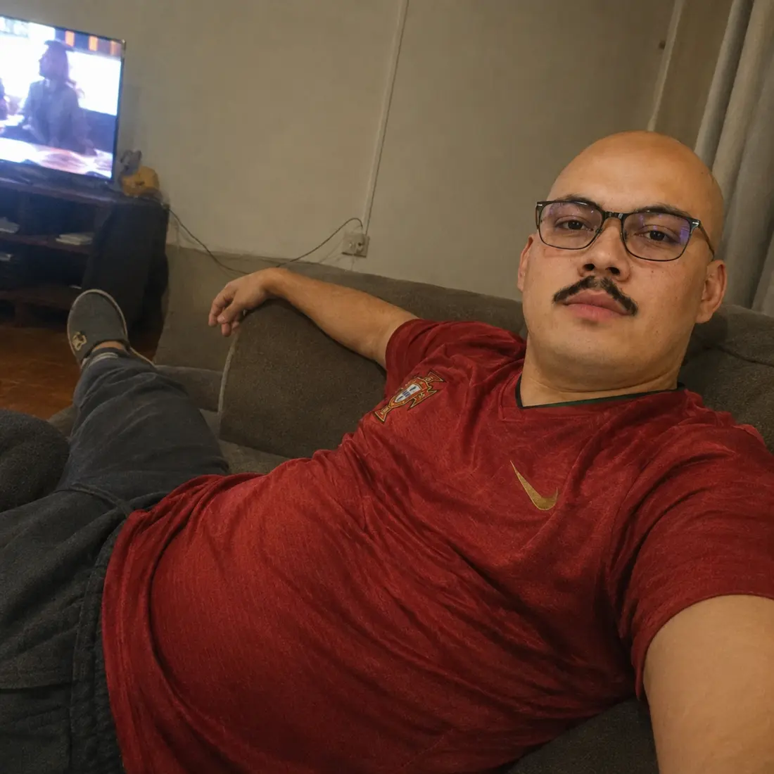 Homem relaxando no sofá de casa