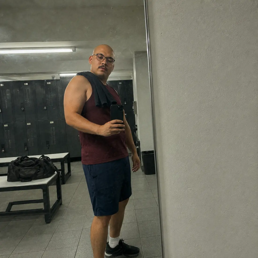 Homem em uma foto no espelho do vestiário