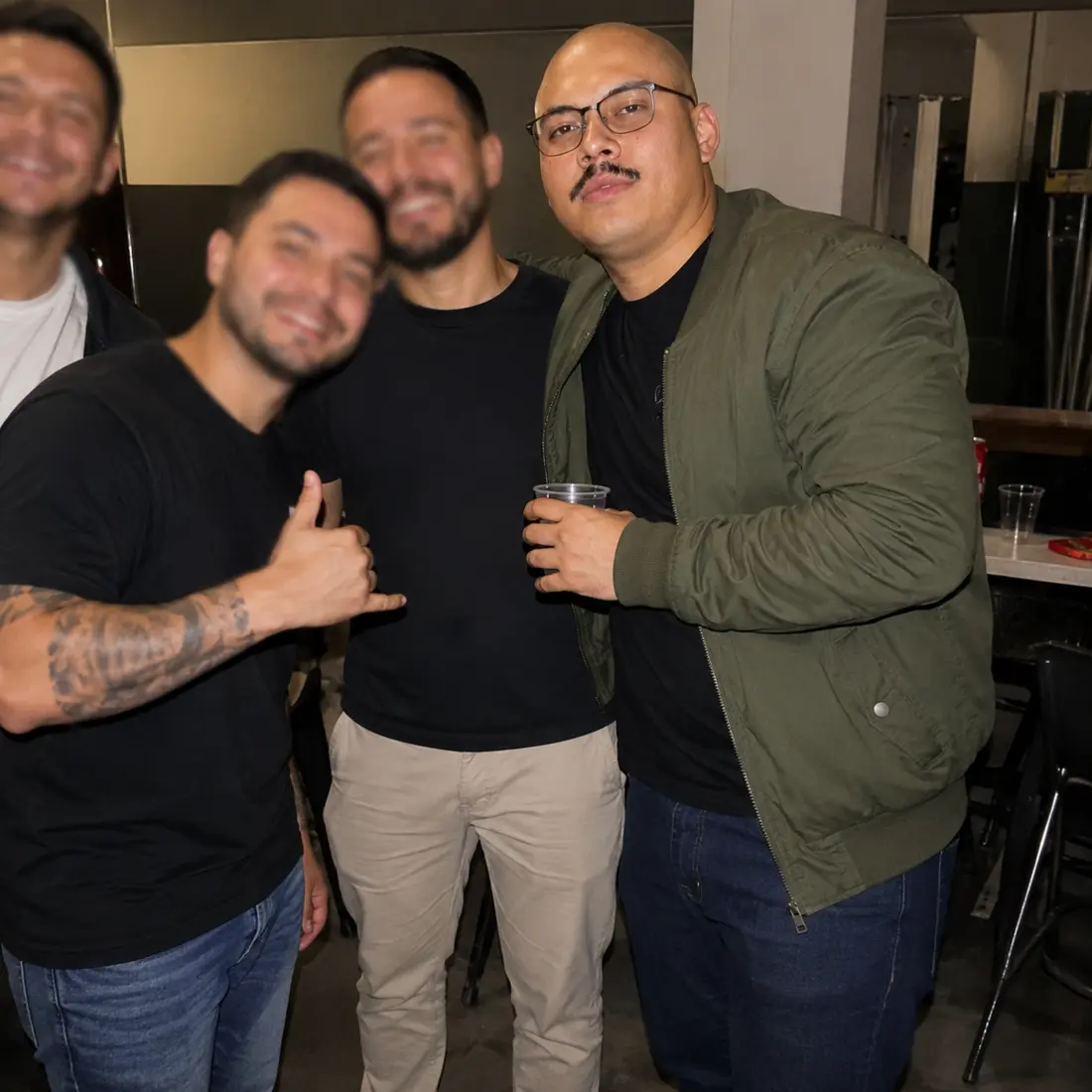 Homem em uma foto de grupo com amigos