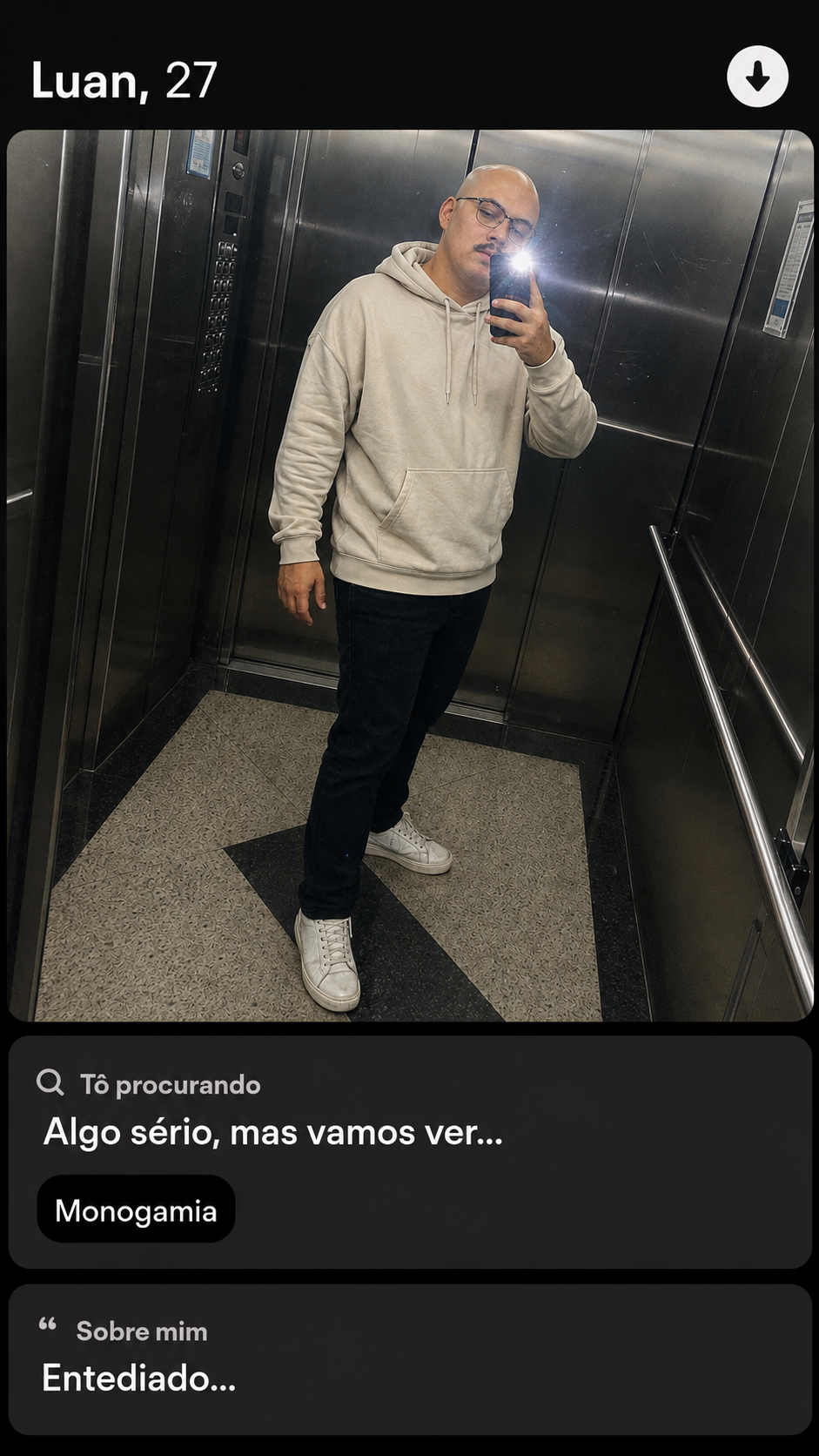 Homem em uma foto no espelho